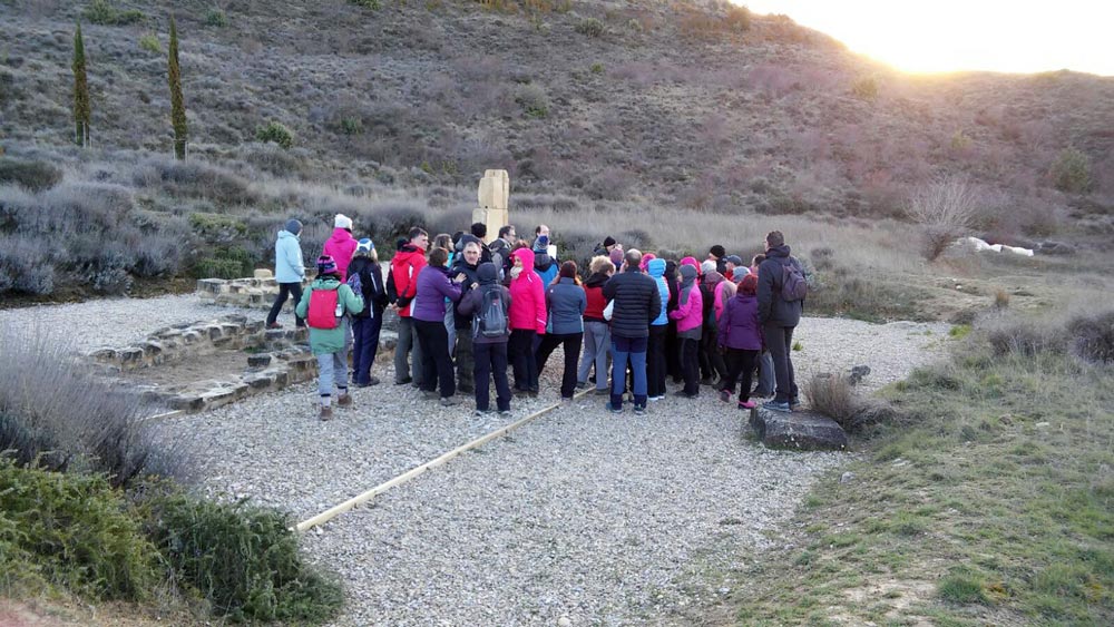 El grupo Senderismo Tudela, llegado desde la Ribera, visita Santa Criz